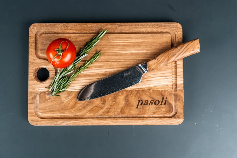 Juego pasoli "Katto" - Santoku de Damasco de 13 cm con tabla de cortar de roble