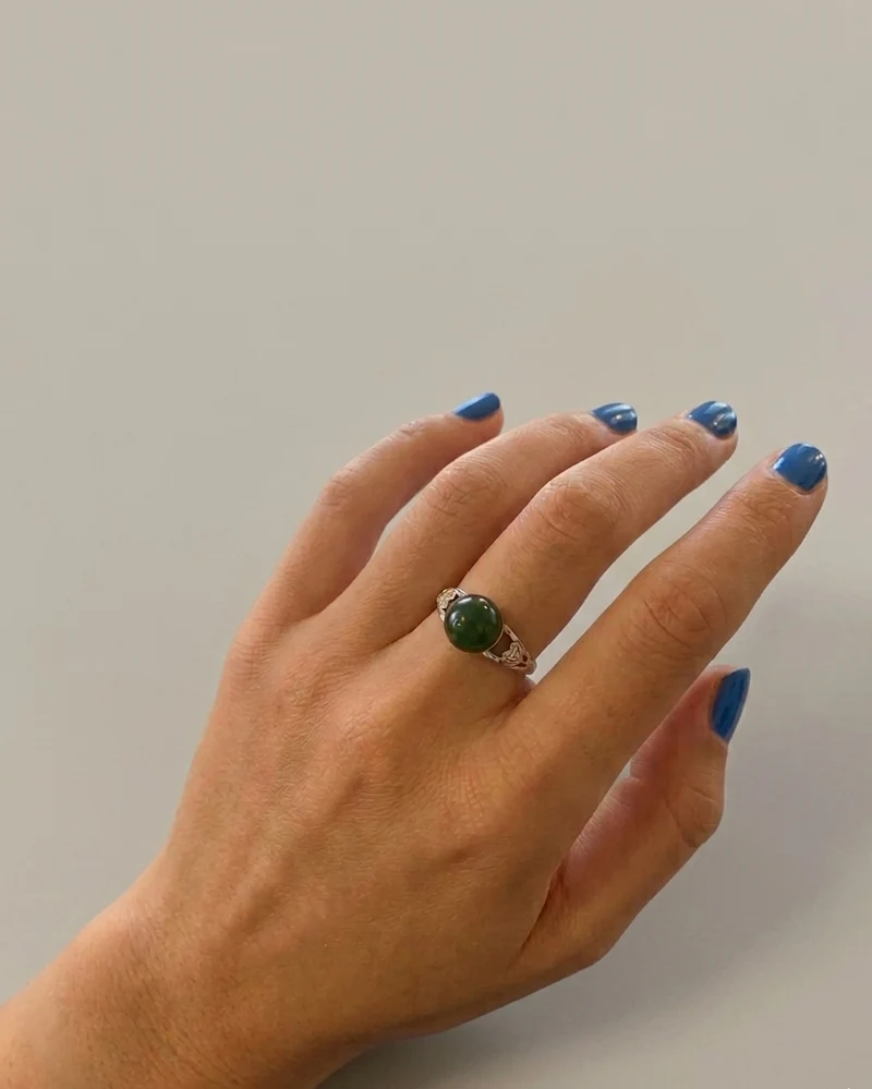 Anillo plateado de jade nefrita