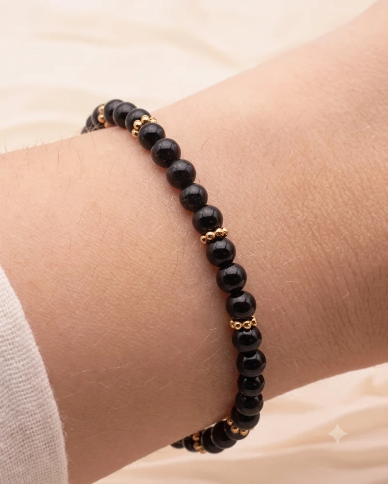 Pulsera dorada de ónix
