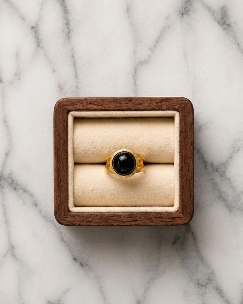 Anillo dorado de ónix