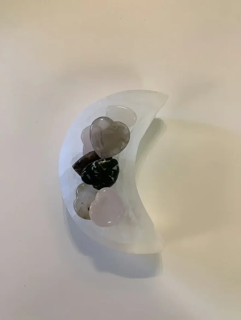 Cuenco de selenita con forma de media luna