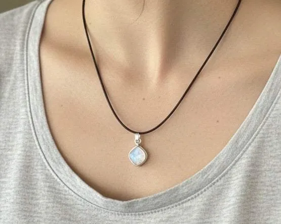 Colgante de piedra luna en plata