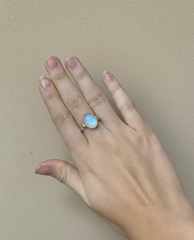 Anillo de piedra luna en plata