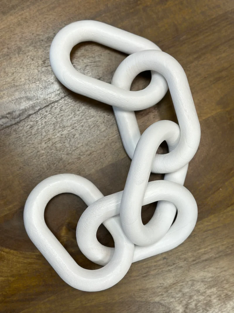 Escultura madera con eslabones