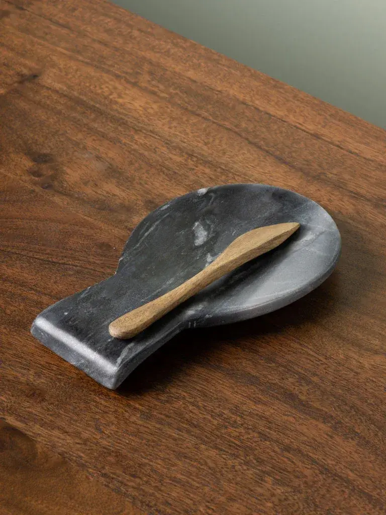 Plato de apoyo para cocina de mármol gris con cuchillo de madera