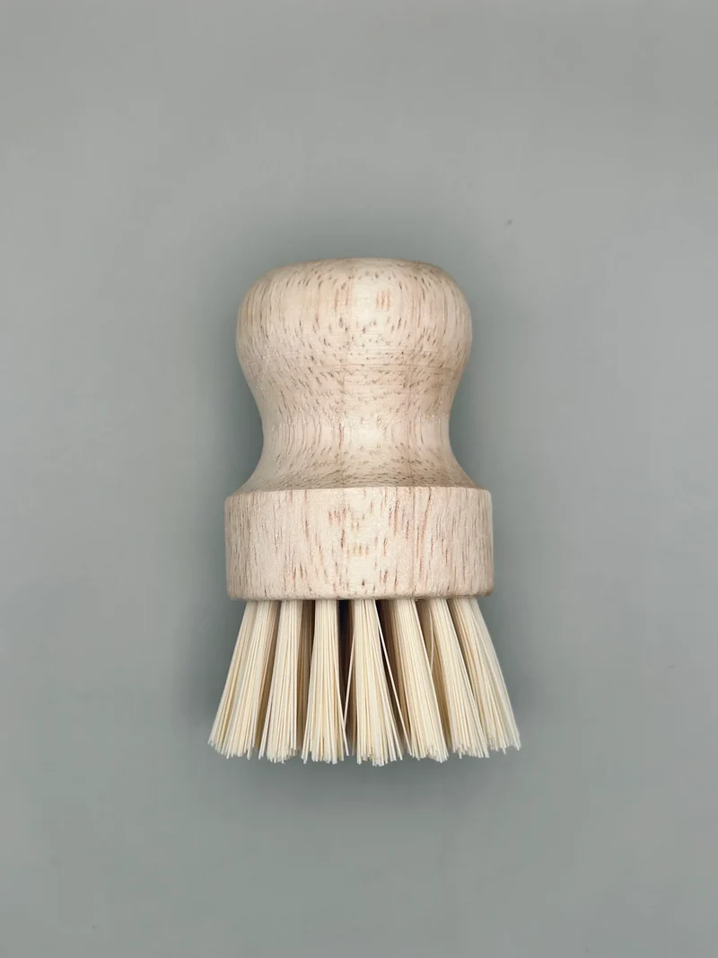 Cepillo de limpieza pequeño en madera